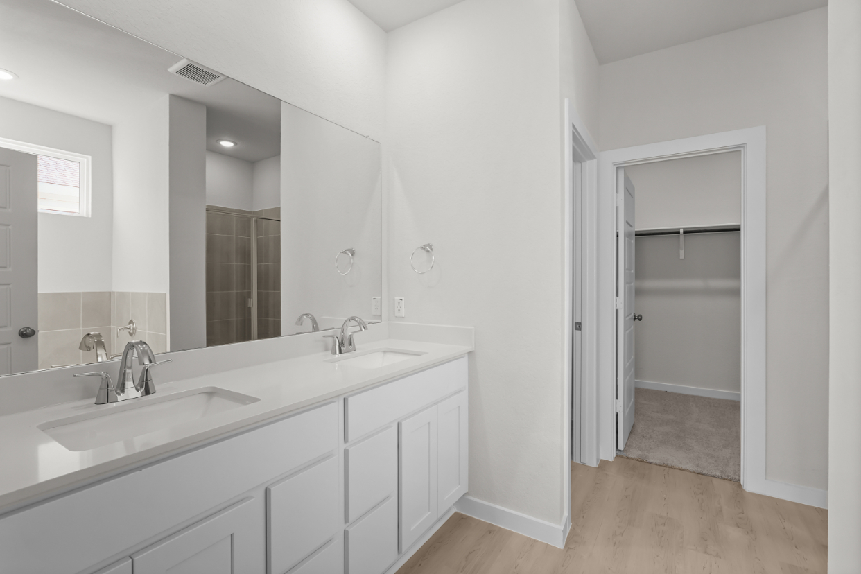 A bathroom with a sink and a mirror.